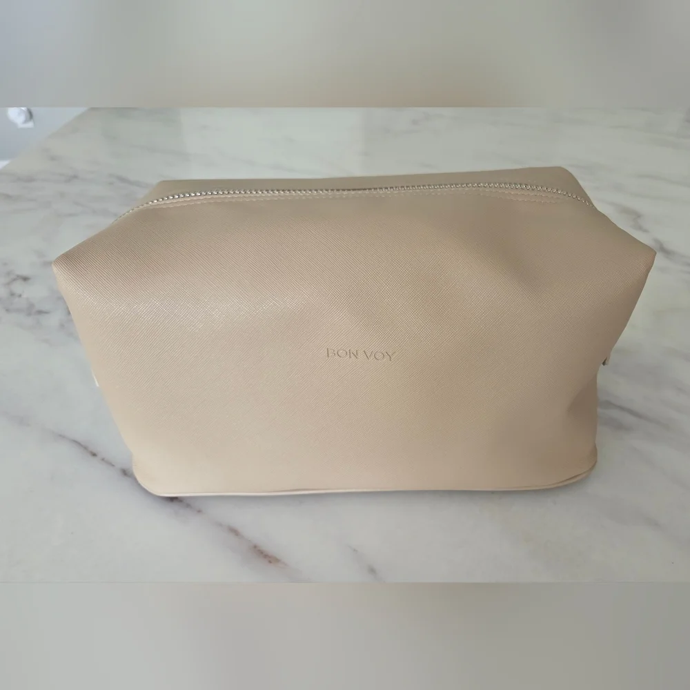 Bonvoy Large‎ Weekend Toiletry Bag Beige Travel Luggage NWOT